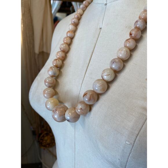vintage lucite swirl beaded necklace caramel cream graduated long chunky jewelry - Picture 5 of 7